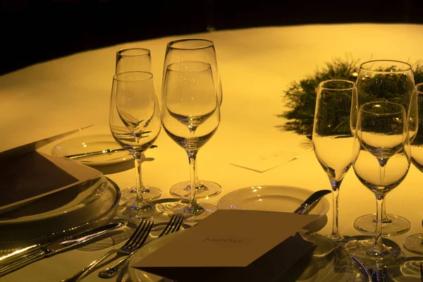 Wijnglazen Liggen Tafel Een Wit Tafelkleed Voor Viering Van Het — Stockfoto