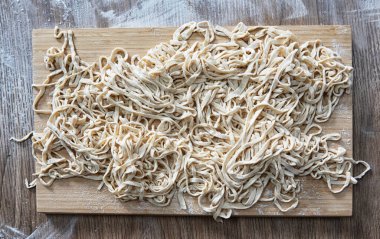 Taze makarna, pişmeye hazır. El yapımı makarna..