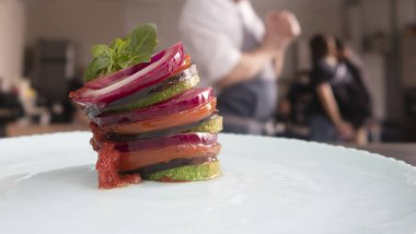 Ev mutfağında sebzelerden bir vejetaryen yemeği hazırlıyorum. İnce dilimlenmiş sebzeler fırında ve güzel servis ediliyor..