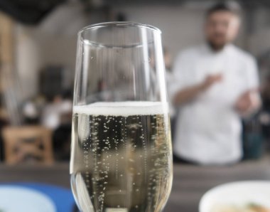 Mutfaktaki ahşap masada sağlıklı yiyeceklerin yakın çekim malzemesi. .