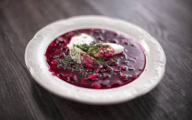 Yumurtalı soğuk pancar çorbası - geleneksel Belarus, Letonya, Litvanya, Polonya, Rus ve Ukrayna çorbası veya pancar, salatalık, turp, ekşi krema.