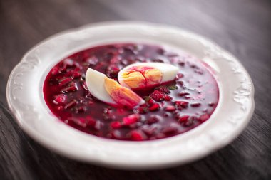 Yumurtalı soğuk pancar çorbası - geleneksel Belarus, Letonya, Litvanya, Polonya, Rus ve Ukrayna çorbası veya pancar, salatalık, turp, ekşi krema.