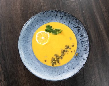 Limonlu balkabağı çorbası, maydanoz ve kabak çekirdeği. Sağlıklı beslenme kavramı. Üst Manzara. Uygun beslenme.