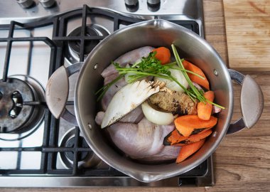 Gaz ocağında kızartma tavası. Şef pişirme işlemini kontrol ediyor. Gaz sobasında pişirme. Avrupa 'da pahalı gaz.