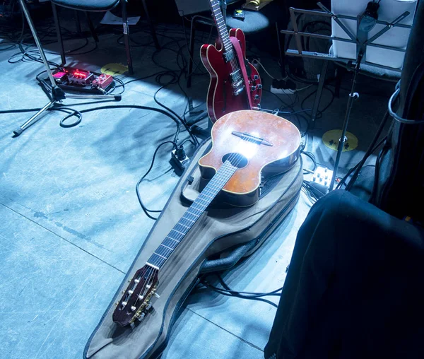 Gitarren Vor Dem Konzert Stehen Scheinwerferlicht Auf Der Bühne — Stockfoto