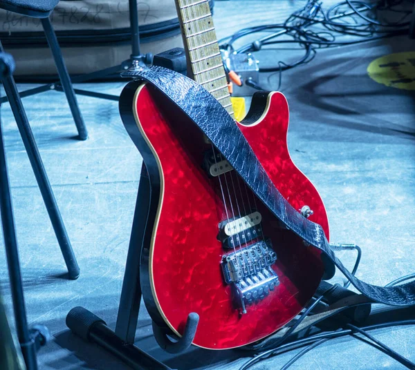 音乐会前的电吉他在聚光灯下站在舞台上 — 图库照片