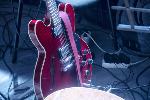 Gitary Elektryczne Przed Stojakiem Koncertowym Scenie Świetle Reflektorów Zdjęcie Stockowe