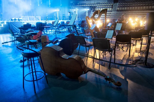 베이스 콘트라베이스가 오케스트라 실안에 예행연습 연주자들이 기다리고 — 스톡 사진