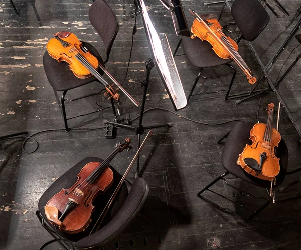 Instrumentos Musicais Violino Estão Sala Orquestra Pendência Dos Músicos Antes — Fotografia de Stock