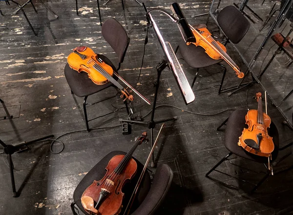 Muziekinstrumenten Viool Zijn Orkestkamer Afwachting Van Muzikanten Voor Repetitie — Stockfoto