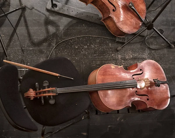 Instrumentos Musicais Violino Estão Sala Orquestra Pendência Dos Músicos Antes — Fotografia de Stock