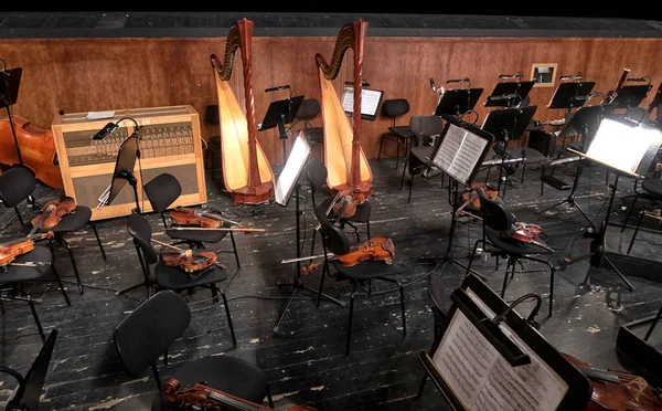 バイオリンはオーケストラの部屋にあります リハーサルの前に音楽家の前で — ストック写真