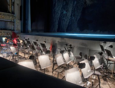 Müzik aletleri - müzik stantları orkestra odasında. Müzisyenlerin provadan önce beklemelerinde..