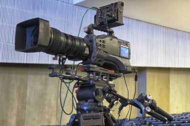 Sahne tiyatrosunda ya da profesyonel fotoğrafçı için video ya da televizyon yayınları için konser salonunda etkinlik öncesi video kamera kurun ve hazırlayın.