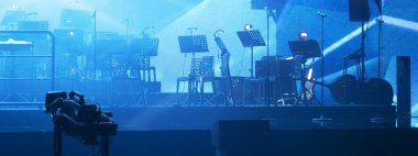 Sahne tiyatrosunda ya da profesyonel fotoğrafçı için video ya da televizyon yayınları için konser salonunda etkinlik öncesi video kamera kurun ve hazırlayın.