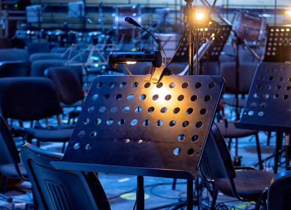 Müzik Aletleri Müzik Stantları Orkestra Odasında Müzisyenlerin Provadan Önce Beklemelerinde — Stok fotoğraf