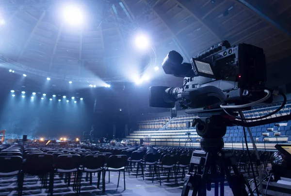 在活动前在舞台剧场或音乐厅为拍摄录像或电视广播的专业摄影师安装和准备摄像机 — 图库照片