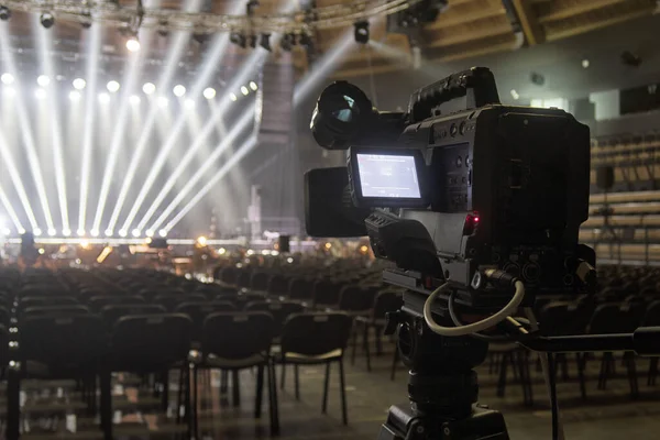 Konfigurowanie Przygotowanie Kamery Wideo Przed Imprezą Teatrze Scenicznym Lub Sali — Zdjęcie stockowe