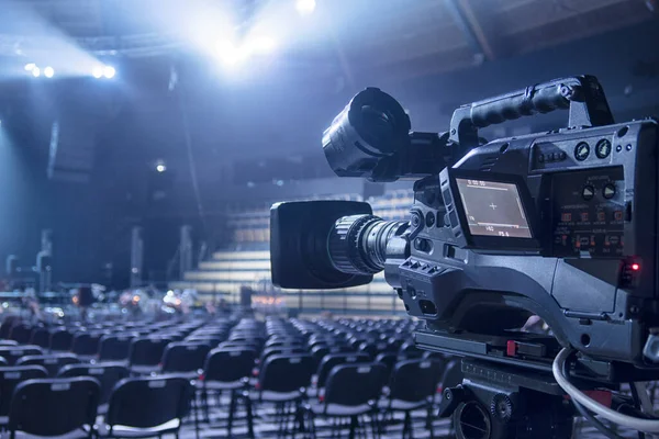 ステージシアターやプロの写真家のためのコンサートホールでのイベントの前にビデオカメラを設定し 準備ビデオやテレビ放送 — ストック写真