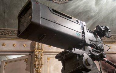 Sahne tiyatrosunda ya da profesyonel fotoğrafçı için video ya da televizyon yayınları için konser salonunda etkinlik öncesi video kamera kurun ve hazırlayın.