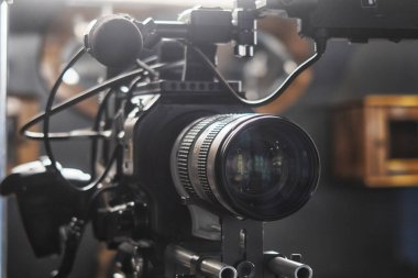 Profesyonel fotoğrafçı video ya da televizyon yayınlarını çekmeden önce video kamera kurun ve hazırlık yapın