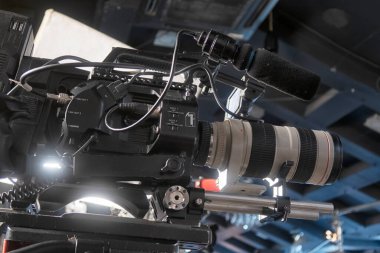 Profesyonel fotoğrafçı video ya da televizyon yayınlarını çekmeden önce video kamera kurun ve hazırlık yapın