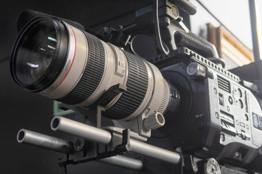 Profesyonel fotoğrafçı video ya da televizyon yayınlarını çekmeden önce video kamera kurun ve hazırlık yapın