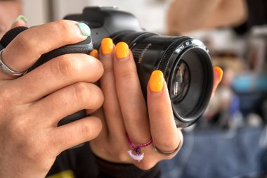 Profesyonel fotoğrafçı video ya da televizyon yayınlarını çekmeden önce video kamera kurun ve hazırlık yapın
