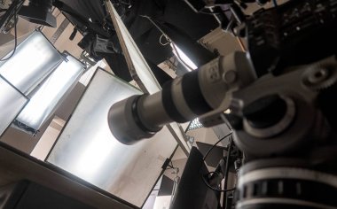 Profesyonel fotoğrafçı video ya da televizyon yayınlarını çekmeden önce video kamera kurun ve hazırlık yapın