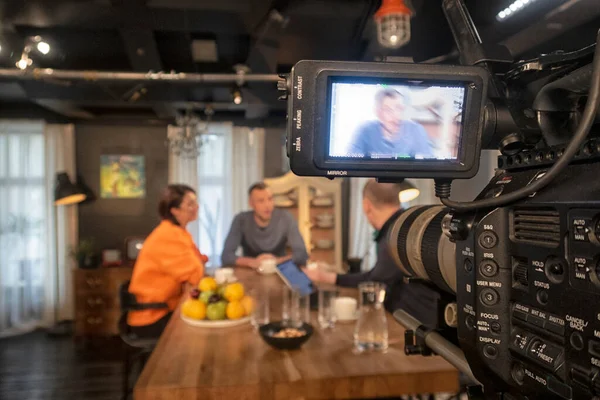 Installera Och Förbereda Videokamera Innan Evenemanget Paviljongen För Professionell Fotograf Stockfoto