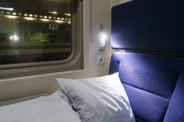 İçi boş vagonla dolu bir tren. Gece treni Saint-Petersburg - Moskova.