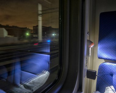 İçi boş vagonla dolu bir tren. Gece treni Saint-Petersburg - Moskova.