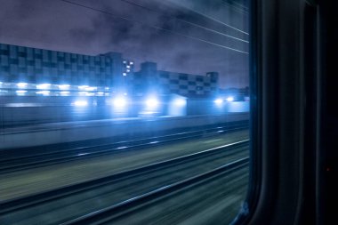 İçi boş vagonla dolu bir tren. Gece treni Saint-Petersburg - Moskova.