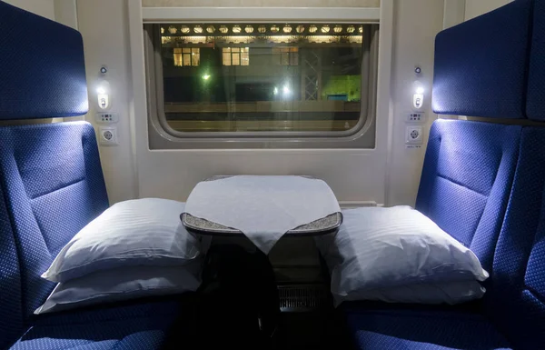 空の寝台車で列車の内装 夜行列車サンクトペテルブルク モスクワ — ストック写真