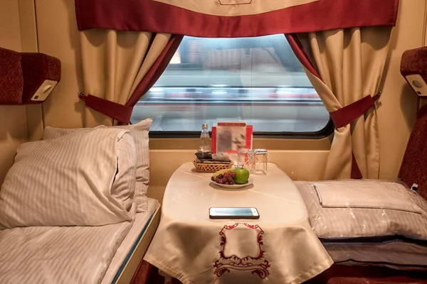 用空着的卧铺车在车内列车 圣彼得堡 莫斯科夜车 免版税图库照片