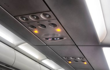 Havaalanındaki terminalin yanındaki yolcu uçağında. Uçağın iç kısmı ve lombozun manzarası.