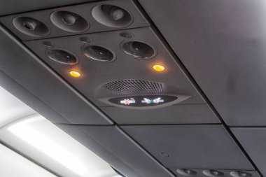 Havaalanındaki terminalin yanındaki yolcu uçağında. Uçağın iç kısmı ve lombozun manzarası.