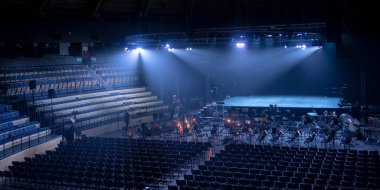 Tiyatroda ve konserde sahne ışıkları. Boş bir sahnede ışıklandırma ekipmanı.