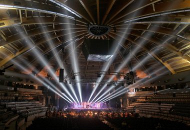 Tiyatroda ve konserde sahne ışıkları. Boş bir sahnede ışıklandırma ekipmanı.