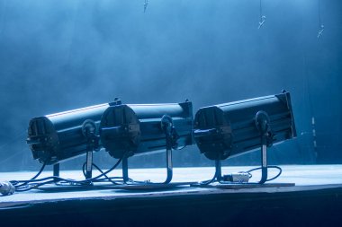 Tiyatroda ve konserde sahne ışıkları. Boş bir sahnede ışıklandırma ekipmanı.