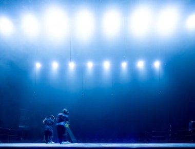 Tiyatroda ve konserde sahne ışıkları. Boş bir sahnede ışıklandırma ekipmanı.