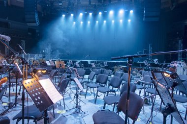 Tiyatroda ve konserde sahne ışıkları. Boş bir sahnede ışıklandırma ekipmanı.