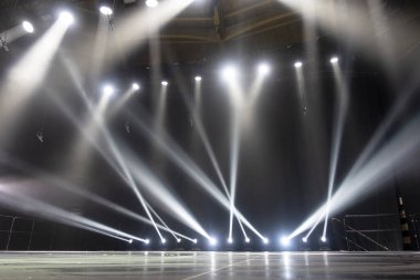 Tiyatroda ve konserde sahne ışıkları. Boş bir sahnede ışıklandırma ekipmanı.
