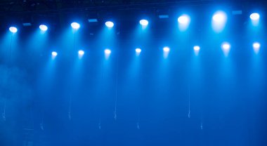 Tiyatroda ve konserde sahne ışıkları. Boş bir sahnede ışıklandırma ekipmanı.