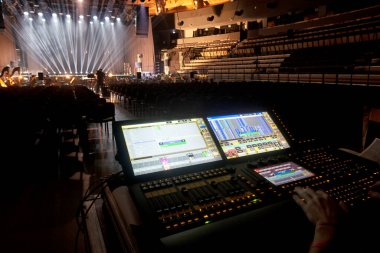 Tiyatroda ve konserde sahne ışıkları. Boş bir sahnede ışıklandırma ekipmanı.