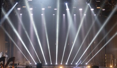 Tiyatroda ve konserde sahne ışıkları. Boş bir sahnede ışıklandırma ekipmanı.