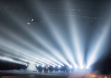 Tiyatroda ve konserde sahne ışıkları. Boş bir sahnede ışıklandırma ekipmanı.