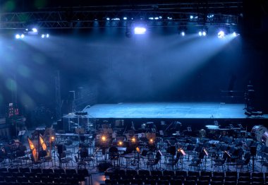 Tiyatroda ve konserde sahne ışıkları. Boş bir sahnede ışıklandırma ekipmanı.