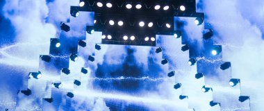 Tiyatroda ve konserde sahne ışıkları. Boş bir sahnede ışıklandırma ekipmanı.