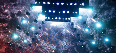 Tiyatroda ve konserde sahne ışıkları. Boş bir sahnede ışıklandırma ekipmanı.